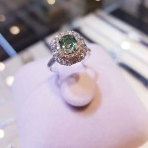 18K白金綠鑽石戒指