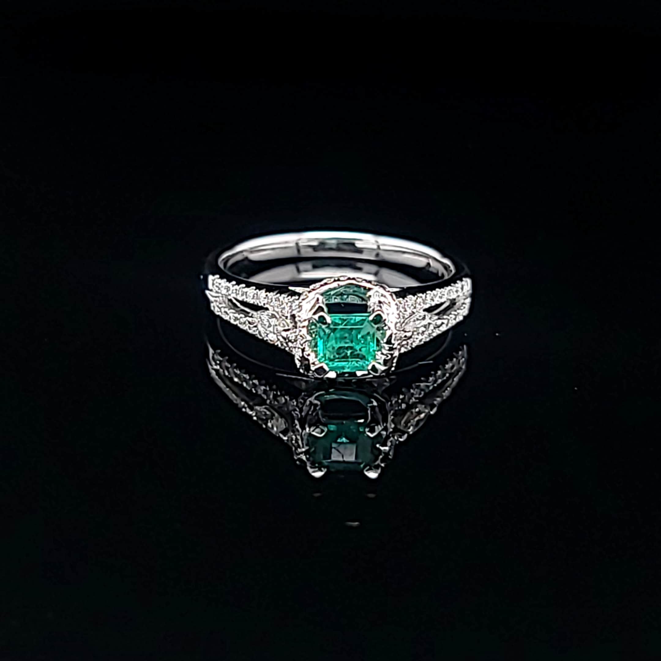 墊形綠寶石鑽石戒指