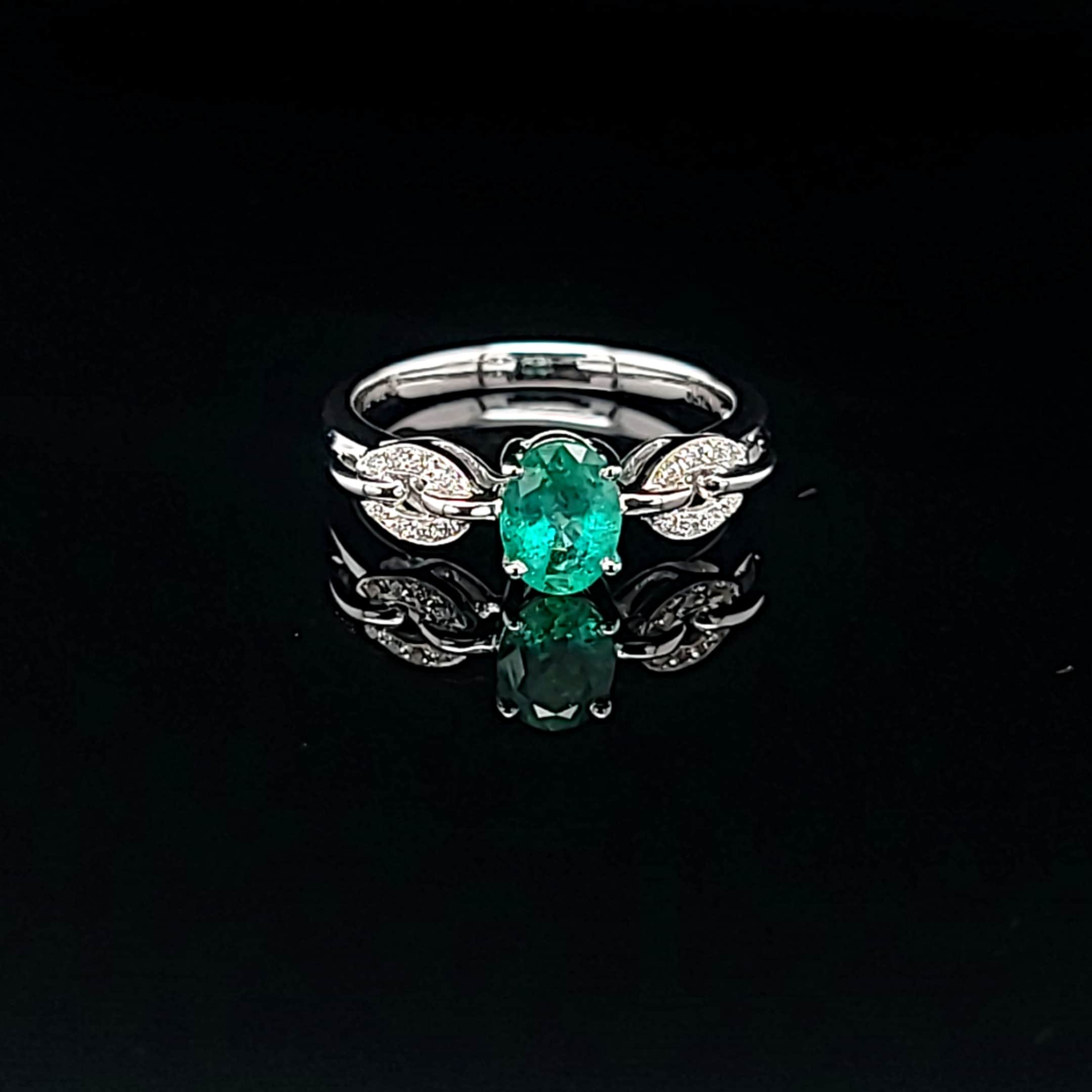橢圓形鑽石綠寶石戒指