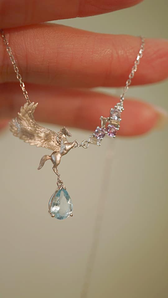 飛馬海藍寶不規則寶石及鑽石18k白金頸鏈 Horse with Wings Aquamarine Diamond 18k White Gold Necklace